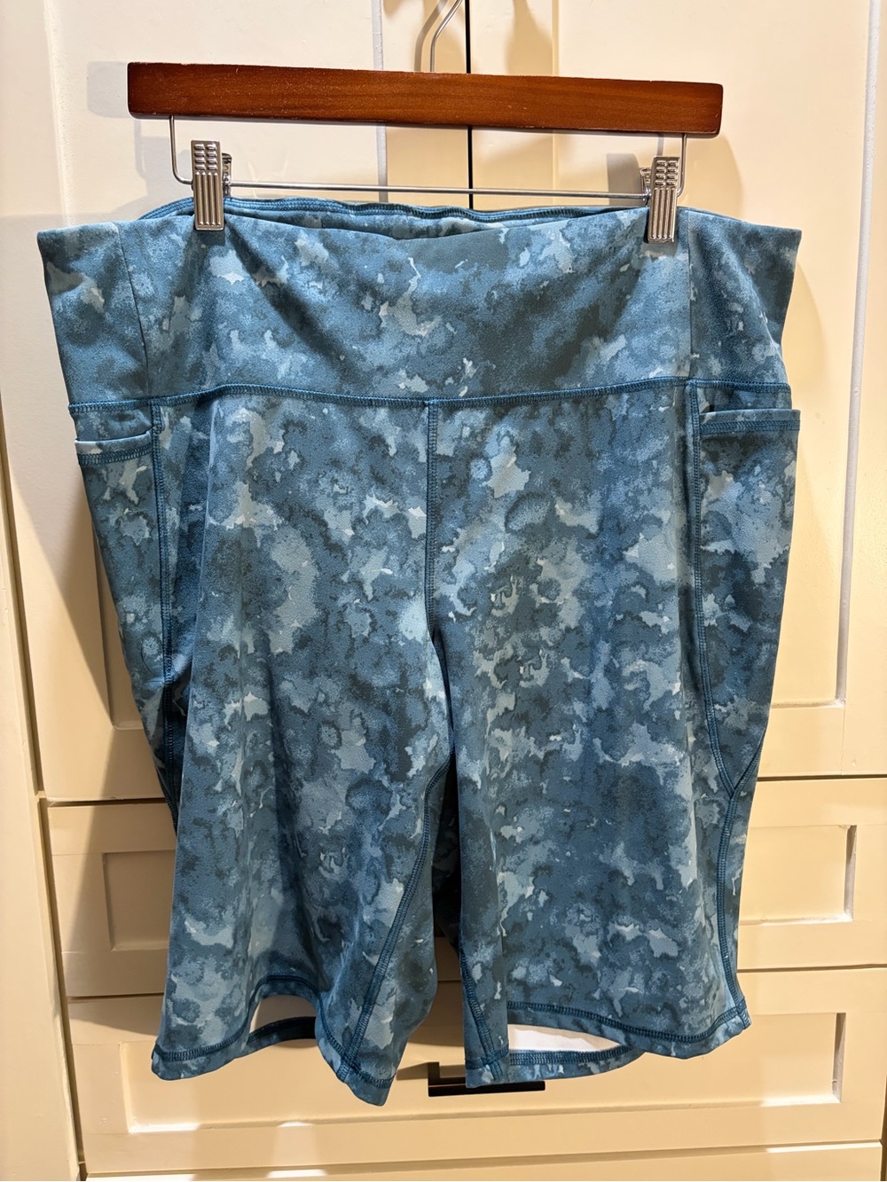 LIVI Active High Rise Soft Knee Shorts Keri Tie Dye Size 22/24